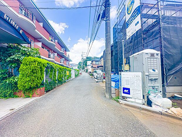 前面道路は車通りが少なく。車庫入れがスムーズに行えます。2026/7/19撮影