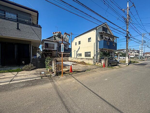 閑静で綺麗な街並みに調和する、モダンな新築戸建が誕生予定。周辺の落ち着いた住環境も魅力です。