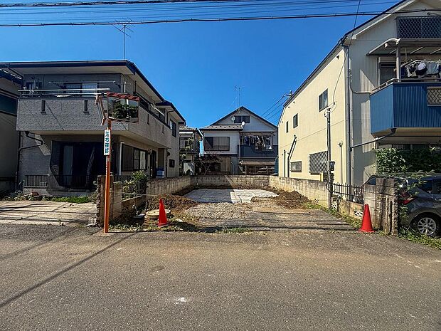 ここに陽当り良好な新築住宅が誕生します。南道路に面した明るい暮らしを現地でイメージしてください。