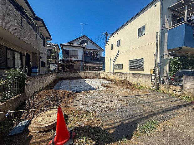 豊かな陽光が差し込む南向きの現地。明るい1階LDKや主寝室が配置される、日当り重視の邸宅です。