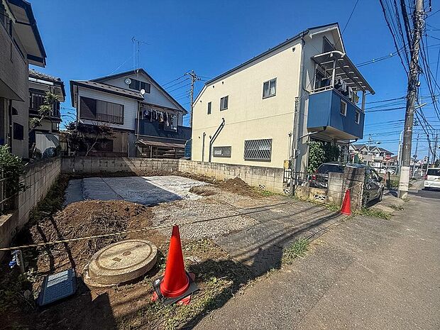 隣家との間隔もしっかり確保された配置計画。圧迫感がなく、通風や採光もしっかり採れる設計です。