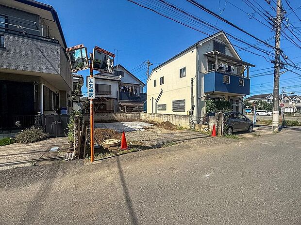 現地前には安全ミラーがあり、お車の出入りや小さなお子様の通学時も視界が良くて安心な環境です。