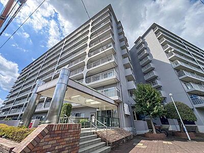 外観：「総戸数184戸のビッグコミュニティ」東急コミュニティによる安心の日勤管理。堂々たる佇まいの外観。