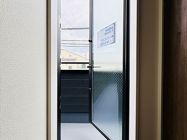 廊下から直接バルコニーへ出られる便利な動線！お部屋を通らずにお洗濯物が干せて家事負担を軽減します。