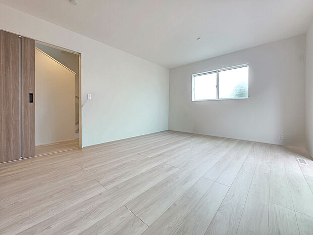 引き戸を開けると廊下へつながる洋室は、ゆとりを感じられる広さが魅力です。横長の窓から自然光を取り込み、明るくすっきりとした室内に仕上がっています。家具の配置もしやすく、主寝室にも使いやすい空間です。