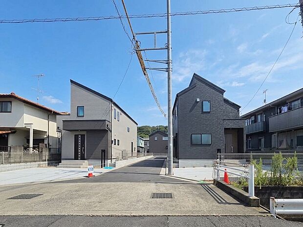 2棟が並ぶ現地は、それぞれ異なる外観デザインが印象的です。建物の間に道路を設けた配置で、住戸ごとの独立感にも配慮。前面にはカースペースを確保し、街並みに調和するすっきりとした住環境に仕上がっています。