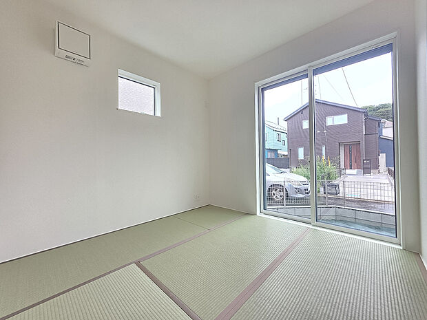 和室は、大きな掃き出し窓から自然光を取り込める明るい空間です。LDKに隣接しており、くつろぎの場やお子様の遊び場、来客時の客間など、暮らしに合わせて幅広く活用できます。
