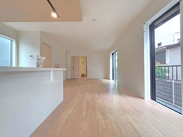 18.1帖のLDKには複数の窓があり、自然光を取り込みやすい空間です。対面式キッチンからリビングを見渡せるため、料理をしながら家族との会話も楽しめます。家具の配置もしやすい広さが魅力です。