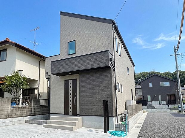 外観は落ち着いたツートーンの外壁を採用し、玄関まわりの張り分けが建物の表情を引き締めています。すっきりとしたフォルムと直線的なデザインが調和し、街並みに馴染む端正な佇まいです。