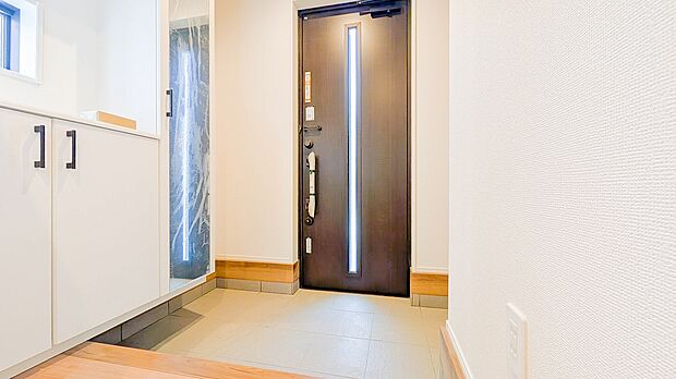 全身が写る鏡を完備。お出かけ前に身だしなみを確認することが出来ます。機能面だけでなく空間を広く見せる効果もあります。
