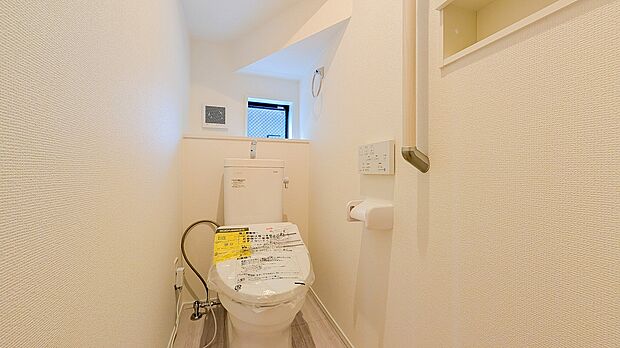 小窓を設けることで、明るく風通しの良い空間を実現。圧迫感を感じさせない設計は朝の忙しい時間も爽やかな気分で使えます。