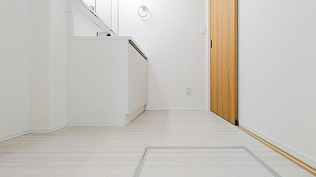 ゆとりのある脱衣所。朝の身支度や洗濯も動きやすく、毎日の暮らしに快適さをもたらします。