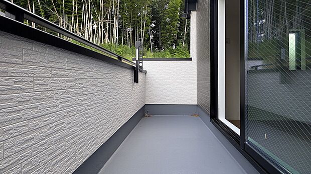 バルコニーは外の緑を借景した空間。緑を眺めながら風に揺れる竹林の音に耳を傾ける、心穏やかなひと時を過ごせます。