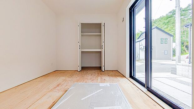 リビングから目の届く安心の和室。お子様の遊び場やお昼寝のスペース、家族のくつろぎの場として活躍します。