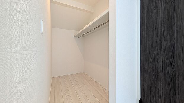 バルコニー直結部屋のウォークインクローゼット。洗濯物を取り込んでとのまま収納できます。機能的で居心地の良い空間が、日々の暮らしをより快適にサポートします。
