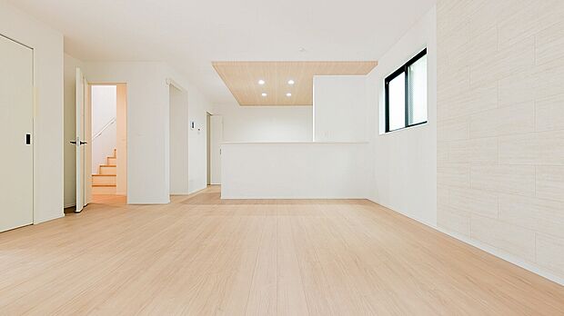 木目と白を基調とした心安らぐリビングです。キッチン上の折り下げ天井がアクセントになり洗練されたデザインです。