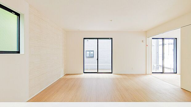 キッチンから奥の部屋まで見渡せるリビング。料理をしながらお子様の様子を見守れる安心設計です。