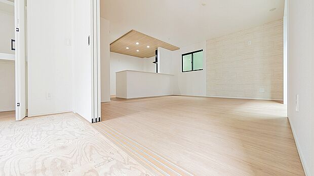 和室とリビングが一体化する広々設計です。仕切りを開ければ大きな窓から光が入る開放的な大広間になります。
