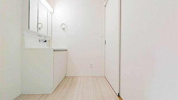 ゆとりのある脱衣所。朝の身支度や洗濯も動きやすく、毎日の暮らしに快適さをもたらします。