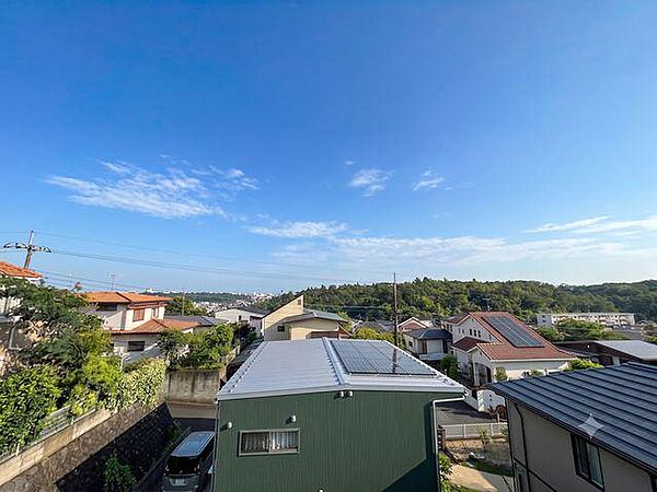 「開放感あふれる遠望」青空と緑広がる閑静な住宅街を一望。遮るもののない気持ちの良い景色を楽しめます。