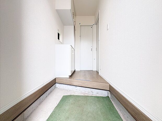 広々とした玄関スペースは、家族や来客を温かく迎え入れる心地よい空間です。ゆとりあるスペースがあるため、荷物の置き場にも困らず、快適な住まいの入り口としての機能が充実しています。