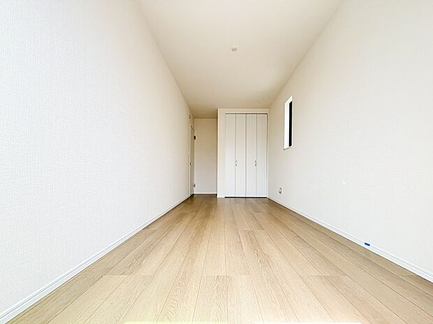 採光に恵まれた明るい居室は、清潔感と快適さが保たれた空間です。ゆとりある広さで趣味や仕事など多目的に活用でき、心地よい暮らしをサポートします。