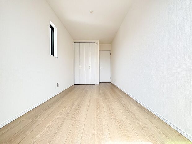 ゆとりある広さの居室は、家具の配置がしやすく使い勝手の良い空間です。採光も良好で、生活スタイルに合わせて自由にレイアウトできます。