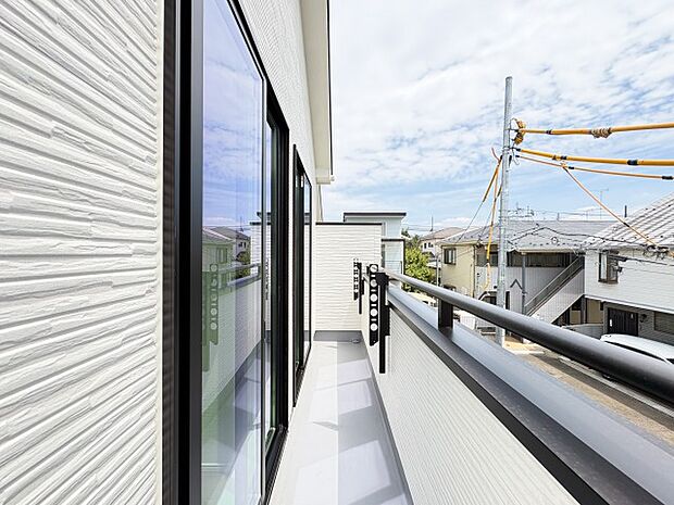 ゆとりある広さのバルコニーは、洗濯物がたっぷり干せるうれしい設備です。屋外の空気を感じながらくつろげるスペースとしても活用でき、生活の幅が広がります。