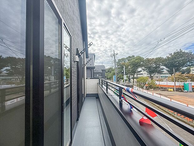 暖かい陽ざしが差込むバルコニーは、晴れた日には、洗濯物が良く乾きます。また、風通しも良好です。