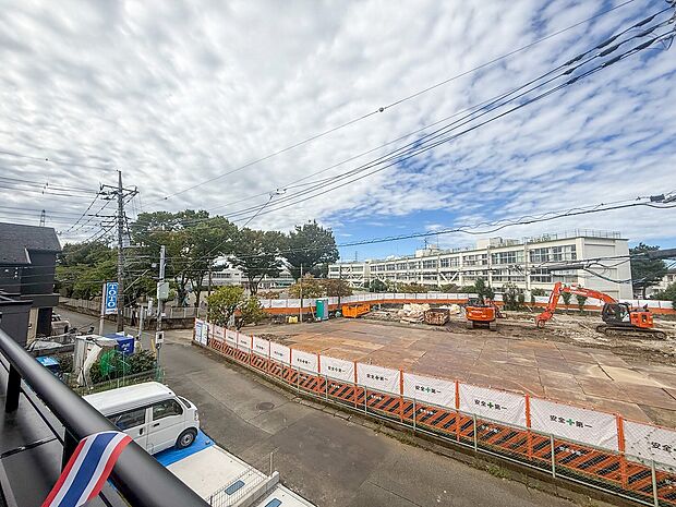 前面に遮るものがなく開放感あふれるロケーション。空が広く感じられ気持ちの良い景色が広がります。