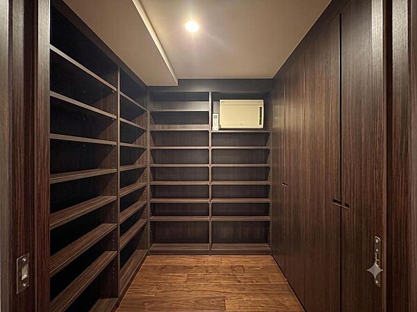 迎賓の顔である玄関を常に美しく保つ、ウォークイン仕様の大型シューズクローク。エグゼクティブの多彩なライフスタイルに応える圧倒的な収納力です。（売主様が居住中の為、CGにより家具を消しています）
