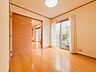 寝室：広さが際立つ住まいは、各部屋がゆったりとした設計で、心地よく過ごせる空間が広がります。ゆとりある間取りと開放感が魅力で、毎日の生活が豊かで快適になります。のびのびと過ごせる、贅沢な住まいです。