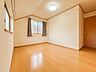 子供部屋：居室は広々としており、窓から差し込む光で明るく、気持ちよく過ごせる空間です。清潔感が保たれており、快適な毎日をお過ごしいただけます。趣味やリラックスの時間が楽しめる居室です。