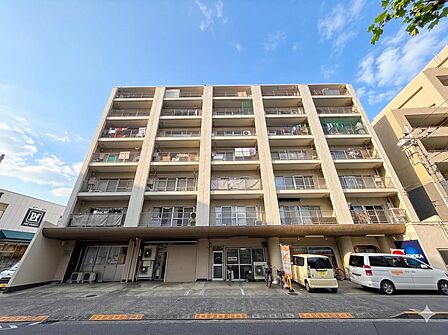 JR中央線「武蔵小金井」駅徒歩8分に位置する、7階建てマンションです。周辺には買物施設や生活施設が揃い、日々の暮らしにも便利な住環境。総戸数56戸の建物で、落ち着いた街並みに馴染む外観です。
