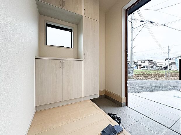 明るいナチュラル木目が温かみを感じさせる玄関ホール。大型シューズボックス付きで靴をすっきり整理できます。カウンターには小物を飾って華やかに演出する楽しみも。