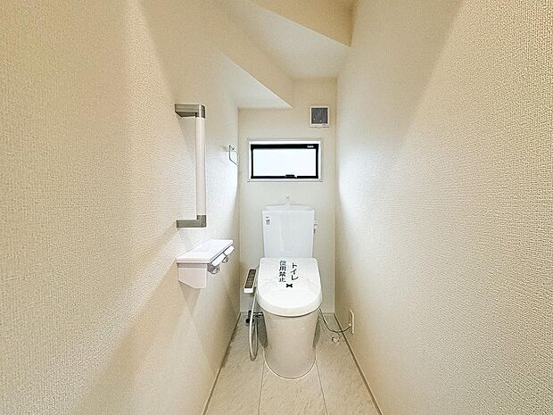 手すりや2連ペーパーホルダーなど、家族みんなへの配慮が行き届いたトイレ空間。明るい小窓付きでいつも清潔・爽やかな印象を保てます。ぜひ現地でお確かめください。
