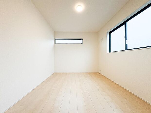 窓から光がたっぷりと差し込む明るい洋室。清々しい空間で、ゆったりと心安らぐ時間をお過ごしください。