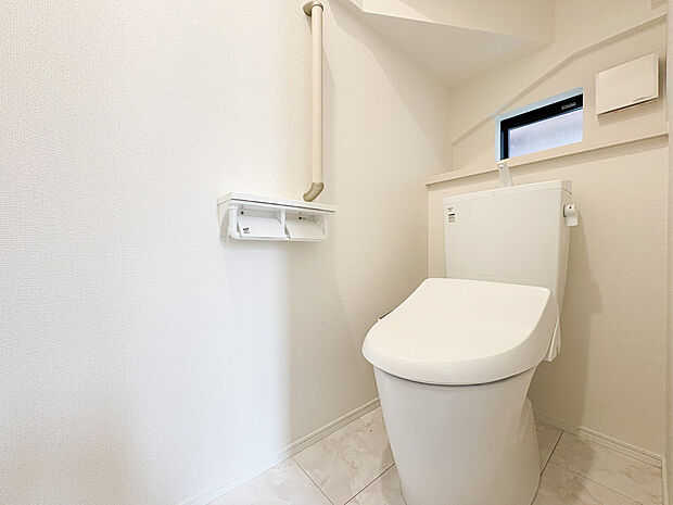 白色に統一されたトイレは清潔感に満ち溢れております。吊戸棚が設置されているためトイレットペーパーのストックや、掃除用品の収納に困りません。