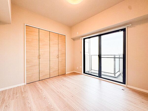 「寝室」明るく採光が取れた洋室はご家族それぞれのプライベート空間。どんなお部屋にしようか・・・嬉しい悩みですね。