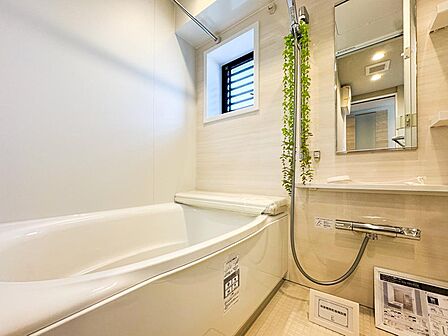 「浴室」ユニットバスを新しく入れ替えしております。古さがどうしても目立ち、費用が掛かる水周りのリフォームを施している点は魅力の一つですね。