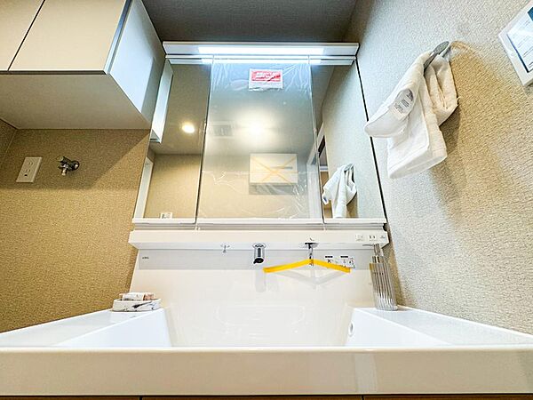 「洗面化粧台」洗面台には三面鏡を採用。身だしなみを整えやすい事はもちろんですが、鏡の後ろに収納スペースを設ける事により、散らかりやすい洗面スペースをすっきりさせる事が出来るのも嬉しいですね。