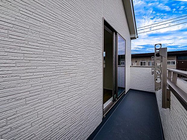 広々としたバルコニーは、植物やインテリアを楽しむスペースにぴったり。風通しが良く、晴れた日には日向ぼっこが楽しめる快適な空間です。季節ごとの変化を感じながらリラックスしたひとときを過ごせます。