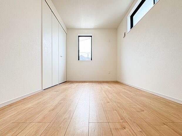 ゆとりある広さの居室は、家具の配置がしやすく使い勝手の良い空間です。採光も良好で、生活スタイルに合わせて自由にレイアウトできます。