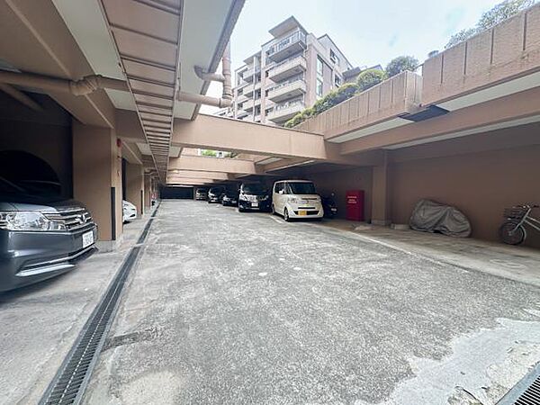 建物内に設けられた駐車場は、車の乗り降りや荷物の積み下ろしにも便利。屋根があるため、雨天時や強い日差しの中でも利用しやすいのが魅力です。月額使用料は1万7000円～1万8000円です。※空き要確認