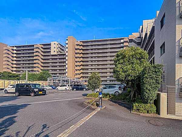 柔らかなトーンの外壁色が周辺環境に馴染む優しい色合いの外観デザイン。温かみのある落ち着いた佇まいが街並みに自然と溶け込み、帰るたびに心が和む住まいです。