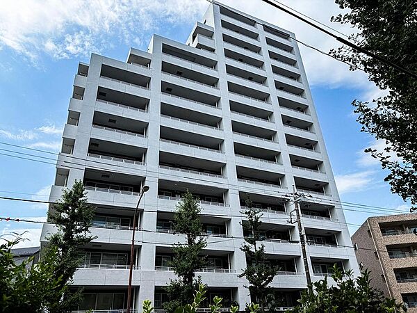 青空に映える洗練された外観デザイン。開放的なバルコニーは、家族の笑顔と心地よい風を運び、日々の暮らしを豊かに彩ります。