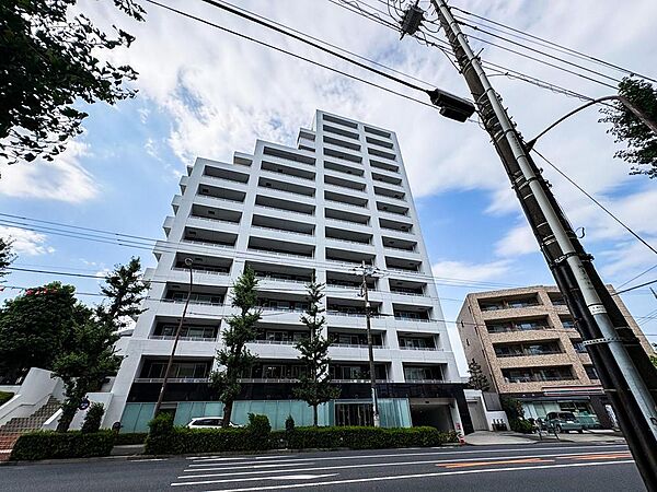 モダンな外観デザインが魅力の物件です。青空と緑に囲まれた開放的なロケーションで、ご家族の笑顔が溢れる毎日を。近くのコンビニも便利です。