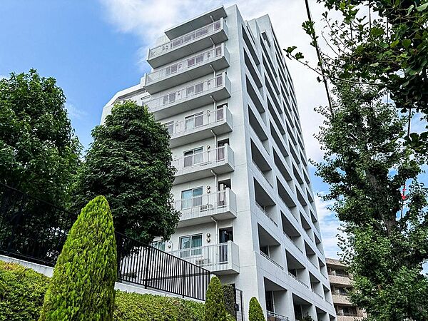 青空に映える白を基調とした清潔感あふれる外観。緑豊かな環境で、家族の笑顔が輝く明るい毎日を過ごせます。