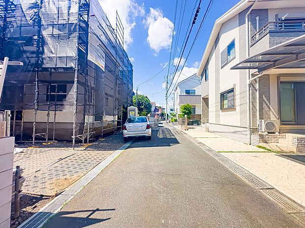前面道路は車通りが少なく、車庫入れがスムーズに行えます。2026/7/19撮影