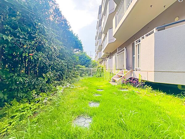 野外用家具をレイアウトしたり、ガーデニングや家庭菜園をしたり、夏は子供用のプールを置いたりと多目的にお楽しみ頂ける、憧れの専用庭付き住戸です。2026.7.31撮影
